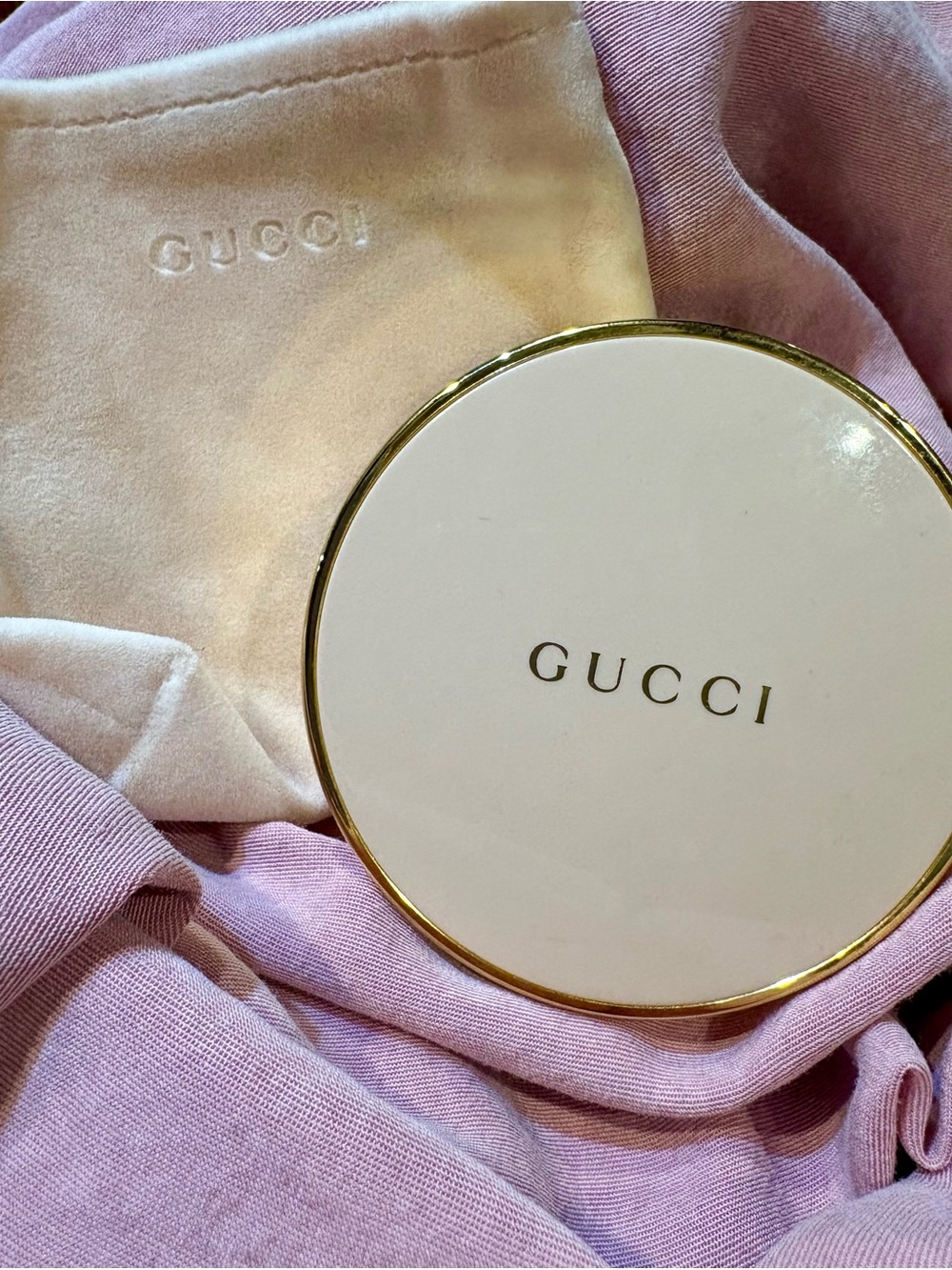 Gucci Poudre de beaute Mattifying Powder in shade 03  with Velvet Dust Pouch